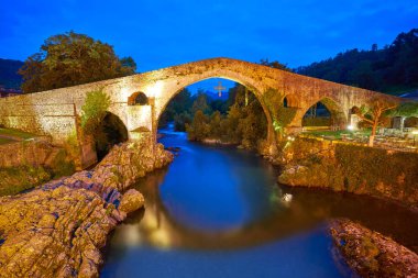 Cangas de gidebildiğimiz Roma Köprüsü İspanya Asturias Sella Nehri üzerinde