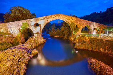 Cangas de gidebildiğimiz Roma Köprüsü İspanya Asturias Sella Nehri üzerinde