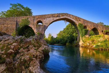Cangas de gidebildiğimiz Roma Köprüsü İspanya Asturias Sella Nehri üzerinde