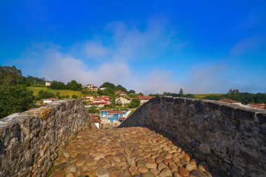 Cangas de gidebildiğimiz Roma Köprüsü İspanya Asturias Sella Nehri üzerinde