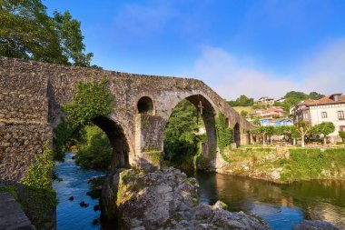 Cangas de gidebildiğimiz Roma Köprüsü İspanya Asturias Sella Nehri üzerinde