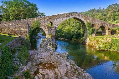 Cangas de gidebildiğimiz Roma Köprüsü İspanya Asturias Sella Nehri üzerinde