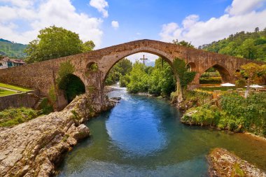 Cangas de gidebildiğimiz Roma Köprüsü İspanya Asturias Sella Nehri üzerinde