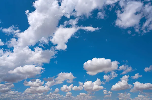 Yaz Cumulus Bulutları Ile Mavi Gökyüzü — Stok fotoğraf