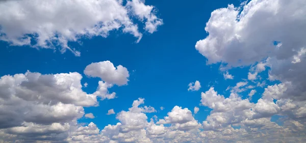 Blå Himmel Med Sommaren Cumulusmoln — Stockfoto