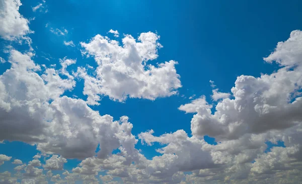 Cielo Azul Con Nubes Cúmulos Verano — Foto de Stock