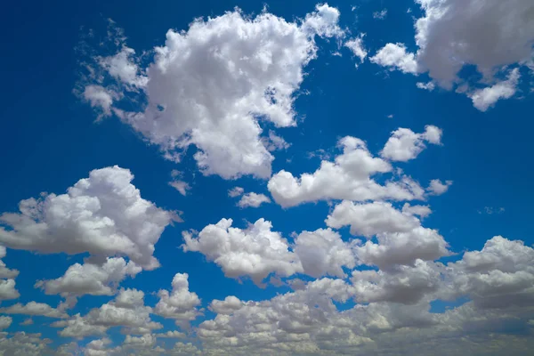Cielo Azul Con Nubes Cúmulos Verano —  Fotos de Stock