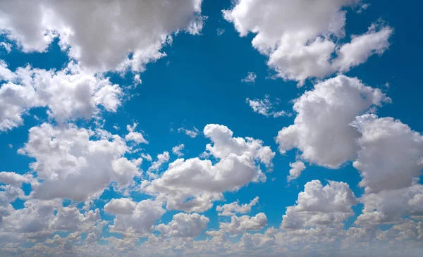 Modrá Obloha Letní Cumulus Mraky — Stock fotografie