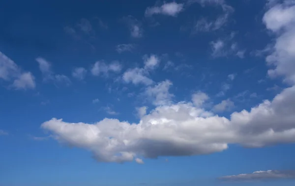 Beyaz Yaz Cumulus Bulutları Ile Mavi Gökyüzü — Stok fotoğraf