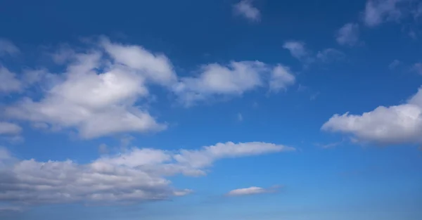 Голубое Небо Белыми Летними Кучевыми Облаками — стоковое фото
