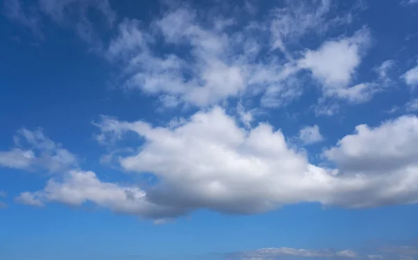 Cielo Blu Con Nuvole Cumulus Estate Bianca — Foto Stock