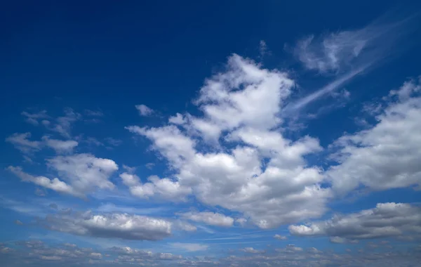 Blauwe Hemel Met Witte Zomer Cumulus Wolken — Stockfoto