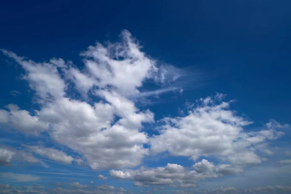 Błękitne Niebo Chmur Cumulus Białe Latem — Zdjęcie stockowe