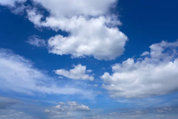 Cielo Blu Con Nuvole Cumulus Estate Bianca — Foto Stock