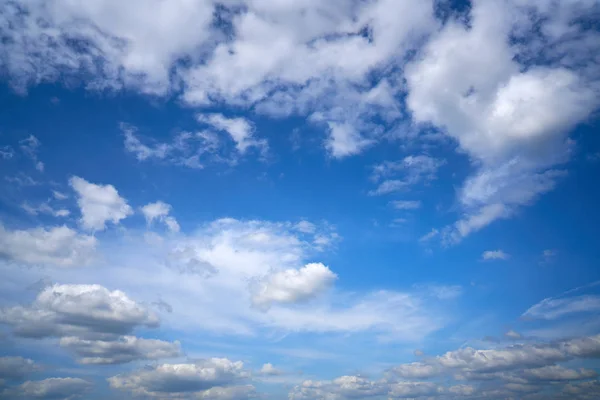 Cielo Blu Con Nuvole Cumulus Estate Bianca — Foto Stock