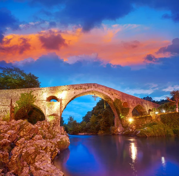 Puente Romano Cangas Onis Sobre Río Sella Asturias España —  Fotos de Stock