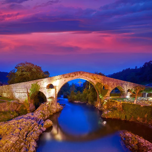 Puente Romano Cangas Onis Sobre Río Sella Asturias España —  Fotos de Stock