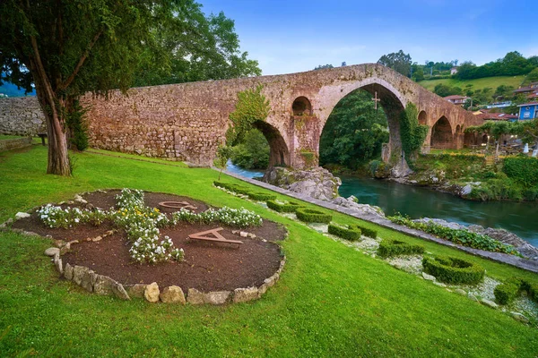 Cangas Gidebildiğimiz Roma Köprüsü Spanya Asturias Sella Nehri Üzerinde — Stok fotoğraf