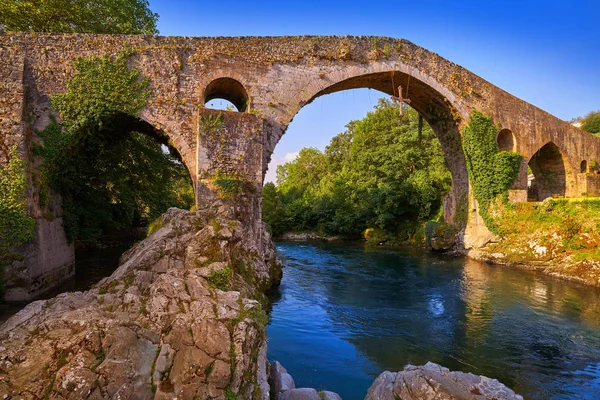 Cangas Onís Romaren Överbryggar Sella Floden Asturias Spanien — Stockfoto