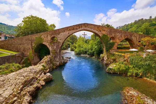 西班牙阿斯图里亚斯蝶鞍河坎加斯 坎加斯罗马桥 — 图库照片
