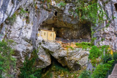 Covadonga Santa Cueva Katolik bir kutsal mağara İspanya Picos europa Dağları yakınında