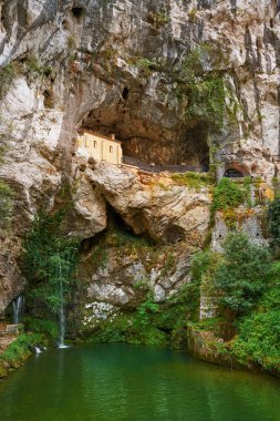 Covadonga Santa Cueva Katolik bir kutsal mağara İspanya Picos europa Dağları yakınında