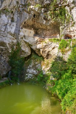Covadonga Santa Cueva Katolik bir kutsal mağara İspanya Picos europa Dağları yakınında