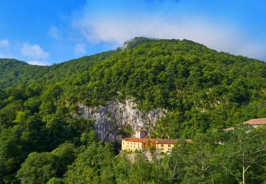 Covadonga Santa Cueva Katolik bir kutsal mağara İspanya Picos europa Dağları yakınında