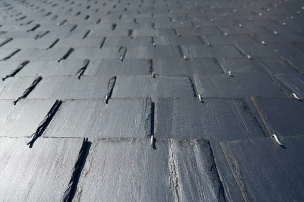 黑色石板屋顶瓷砖透视在加利西亚西班牙 — 图库照片