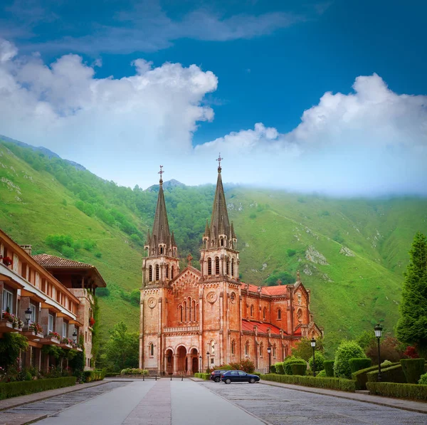 Covadonga Katolická Svatyně Bazilika Asturias Cangas Onis — Stock fotografie