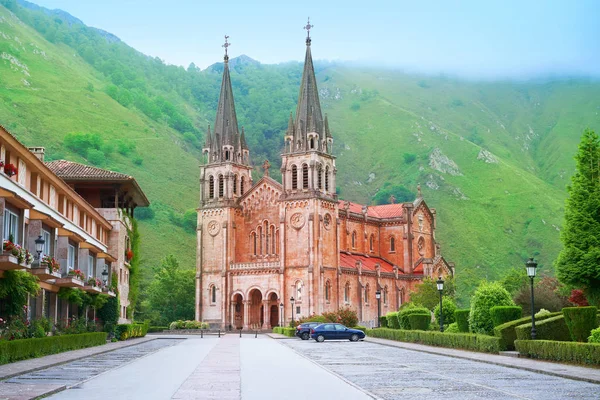 Covadonga 天主教圣殿教堂在阿斯图里亚斯的坎加斯 坎加斯 — 图库照片