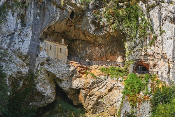 コバドンガ サンタ クエバ カトリック聖域はピコス エウロパ山脈の近くアストゥリアスの洞窟します — ストック写真