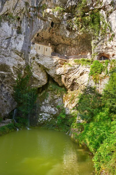 Covadonga Santa Cueva Uma Caverna Santuário Católico Astúrias Perto Picos — Fotografia de Stock