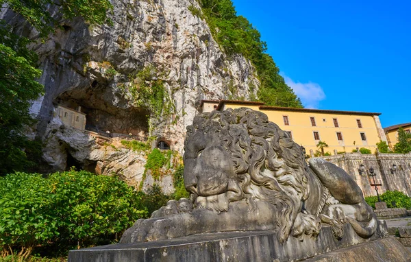 Covadonga Santa Cueva Uma Caverna Santuário Católico Astúrias Perto Picos — Fotografia de Stock