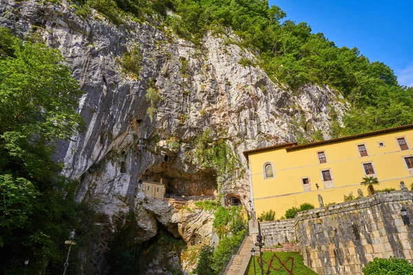 Covadonga Santa Cueva Uma Caverna Santuário Católico Astúrias Perto Picos — Fotografia de Stock