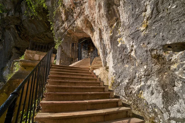 Covadonga Santa Cueva Uma Caverna Santuário Católico Astúrias Perto Picos — Fotografia de Stock