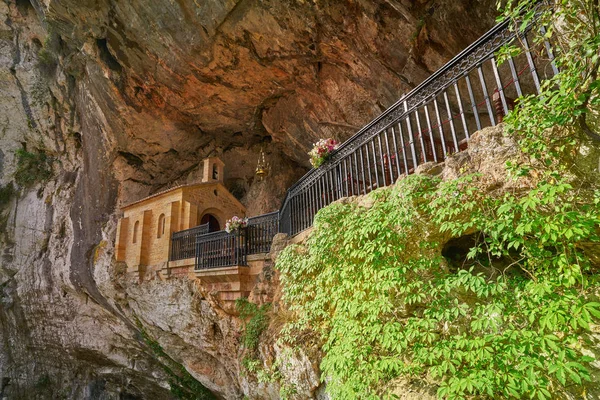 Covadonga Santa Cueva Een Katholieke Heiligdom Cave Asturië Buurt Van — Stockfoto