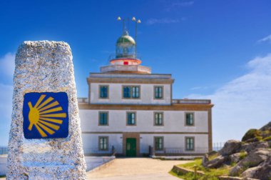 Saint James yolu işaret ve deniz feneri Finisterre, Galicia İspanya photomount sonu