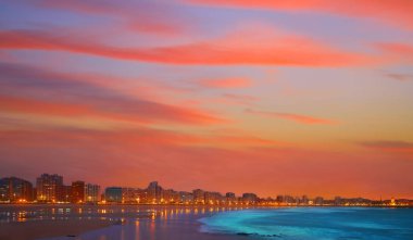 San Lorenzo beach Asturias İspanya'nın Gijon manzarası gün batımı