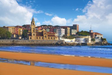 Gijon beach Asturias İspanya San Pedro ve San Lorenzo Kilisesi