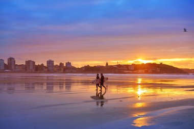 Gijon günbatımı San Lorenzo plaj ile İspanya'nın Asturias surfers