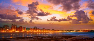 San Lorenzo beach Asturias İspanya'nın Gijon manzarası gün batımı