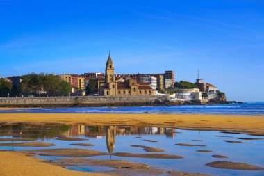 Gijon beach Asturias İspanya San Pedro ve San Lorenzo Kilisesi