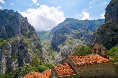 İspanya 'nın Picos de Europa bölgesindeki Naranjo de Bulnes tepesi Urriellu' da.