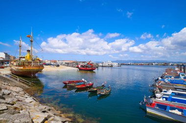 O Grove Ogrove bağlantı noktası Pontevedra Galicia İspanya Arosa Nehri'nin balıkçı tekneleri ile
