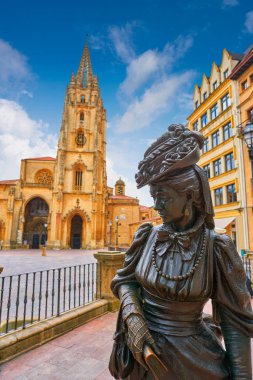 Oviedo Cathedral ve Regenta heykel Asturias, İspanya