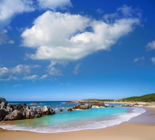 Пляж Playa Toro Льянес Астурии Испания — стоковое фото