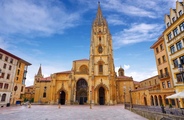 西班牙阿斯图里亚斯的奥维耶大教堂 — 图库照片
