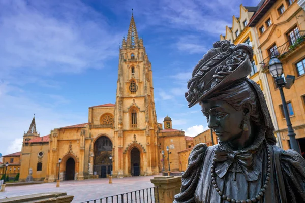 Catedral Oviedo Estatua Regenta Asturias España —  Fotos de Stock