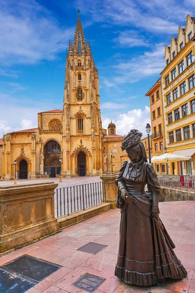 西班牙阿斯图里亚斯的奥维耶大教堂和 Regenta — 图库照片